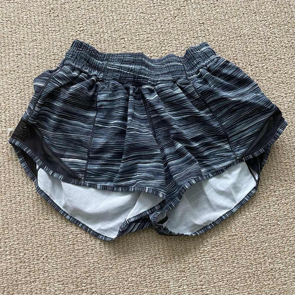 Lululemon hotty hot 2.5” shorts
